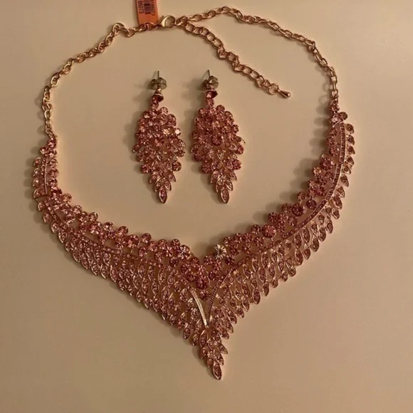 🌺Austrian Crystal Bib Necklace and Earring set - Picture 2 of 5
